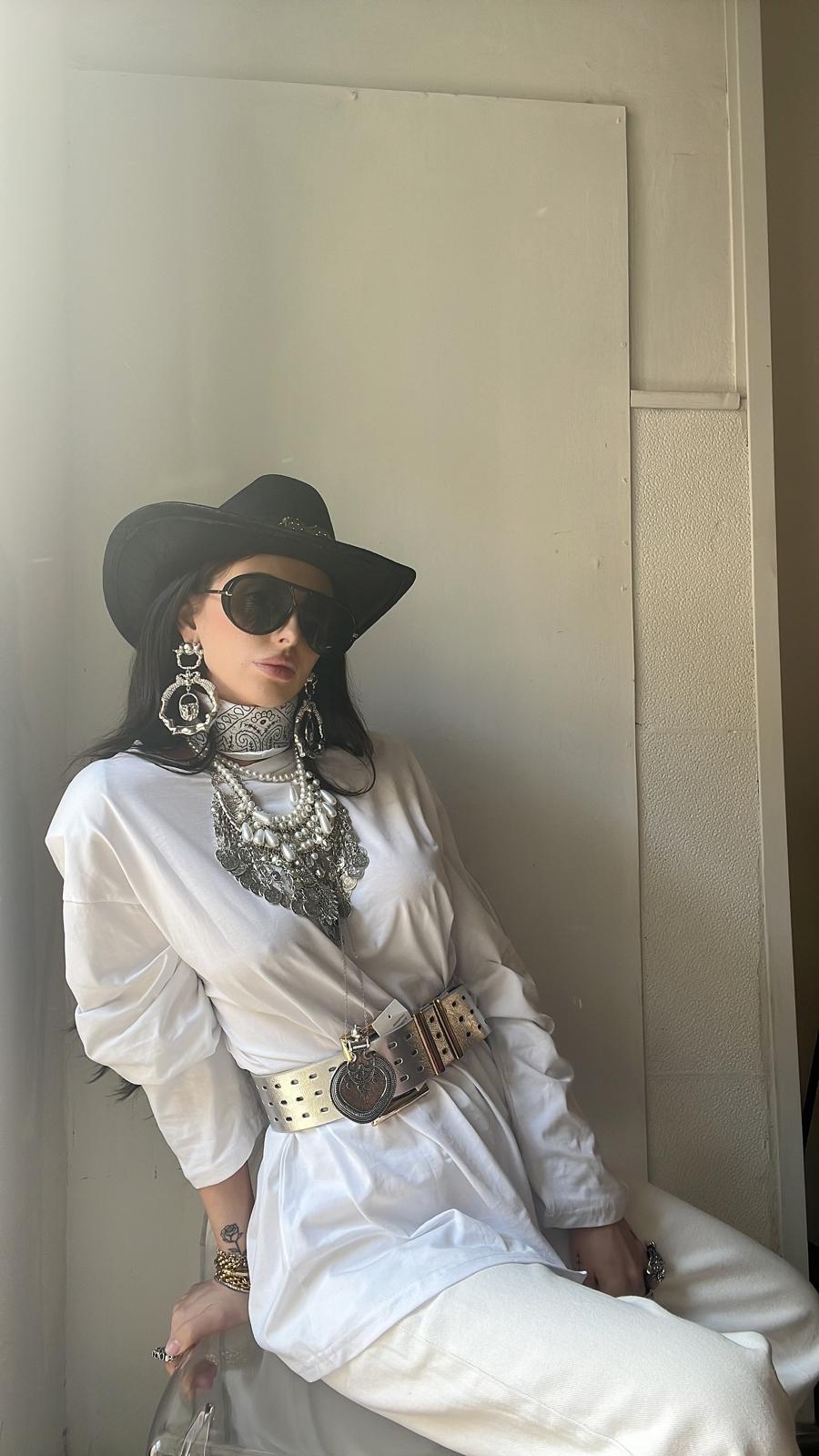 MAGLIA BIANCA CON SPALLINE